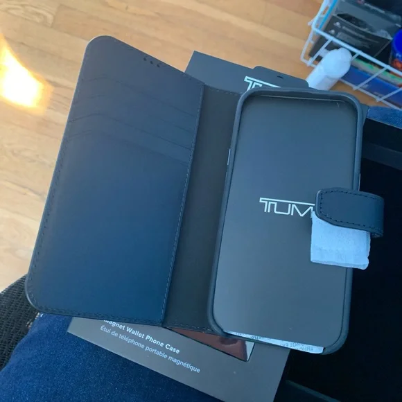Sleek Tumi Wallet iPhone case for 13 Pro (1 left!) or 14 Pro NEW IN BOXAuthentic - Picture 2 of 10